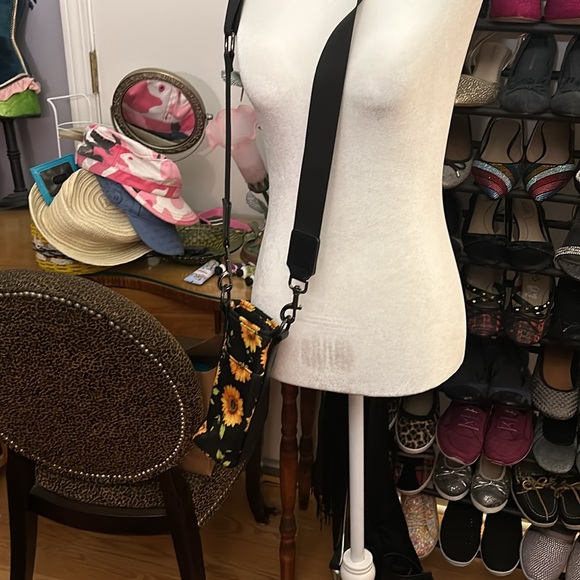 Water bottle Crossbody bag with card slots - Picture 5 of 6